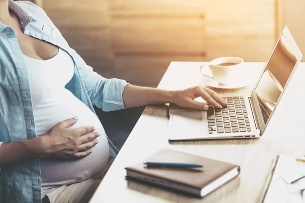 Empregada gestante e o direito a estabilidade no contrato de  trabalho temporário regido pela – Lei nº 6.019/74